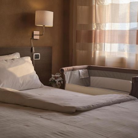 The White Building - Rooms Costermano Bagian luar foto