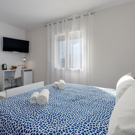 The White Building - Rooms Costermano Bagian luar foto