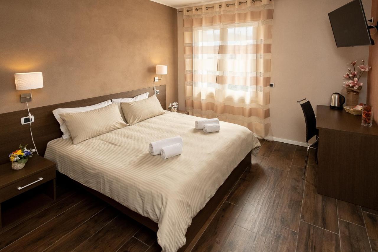 The White Building - Rooms Costermano Bagian luar foto