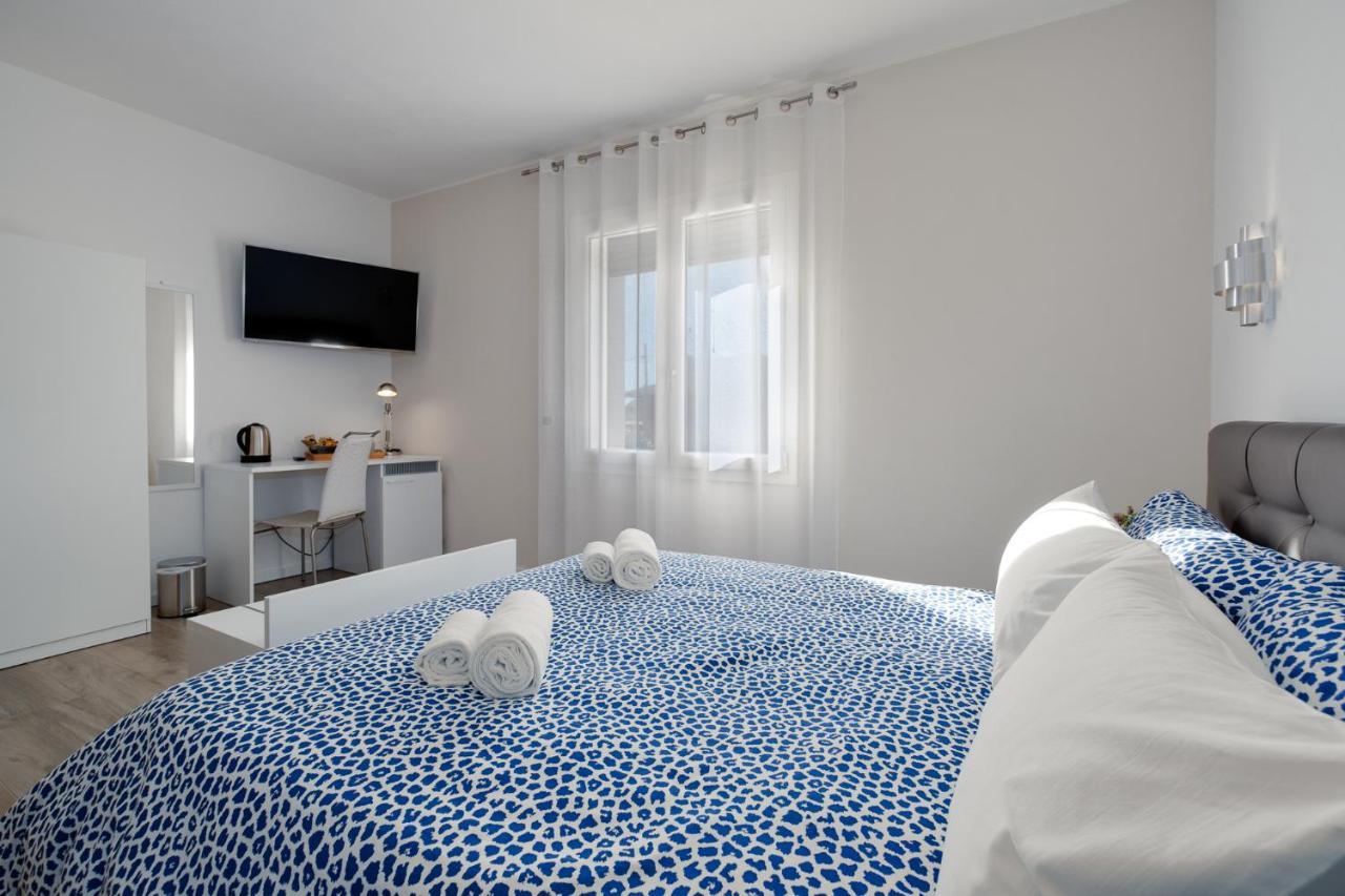 The White Building - Rooms Costermano Bagian luar foto