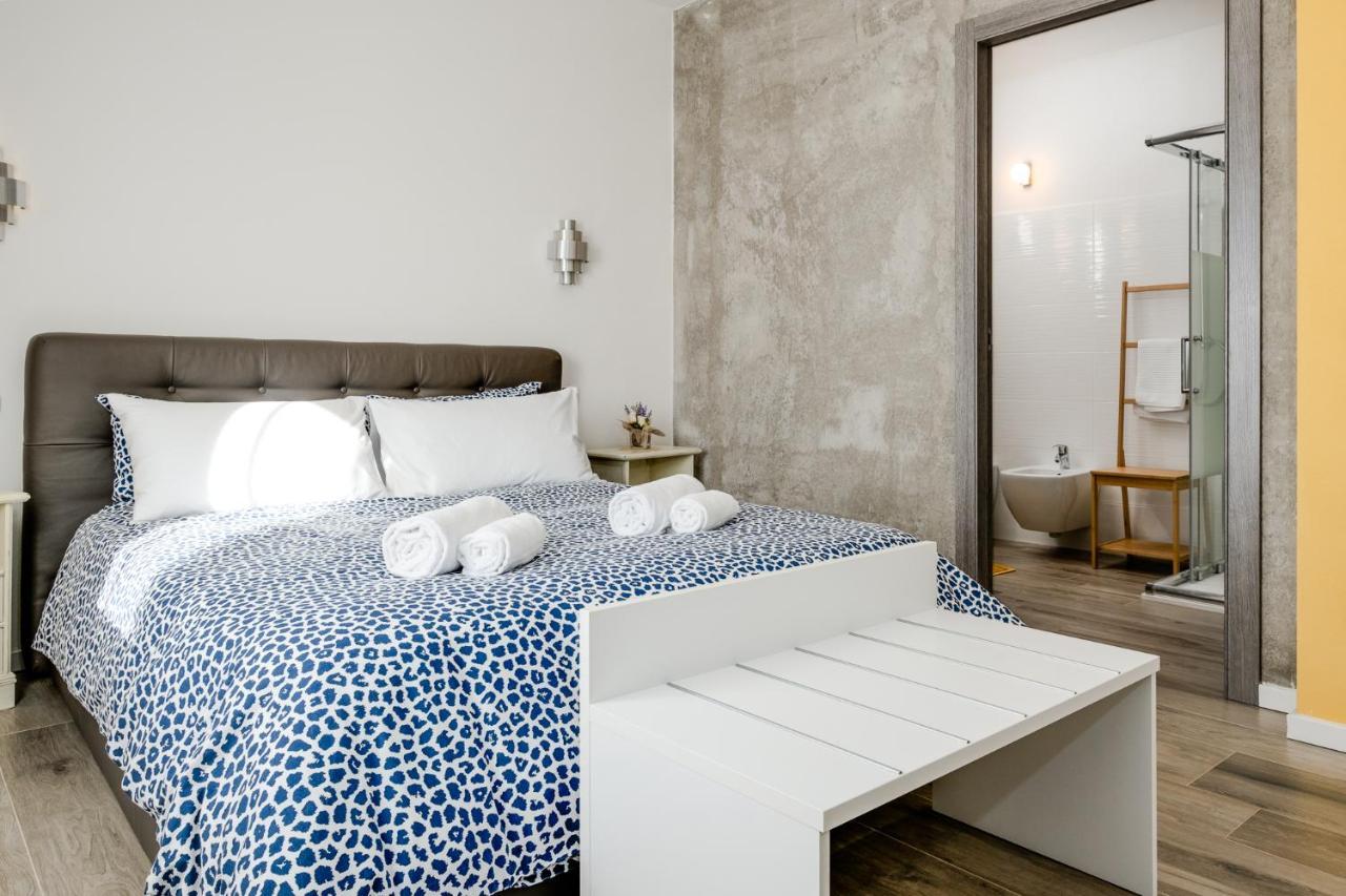 The White Building - Rooms Costermano Bagian luar foto