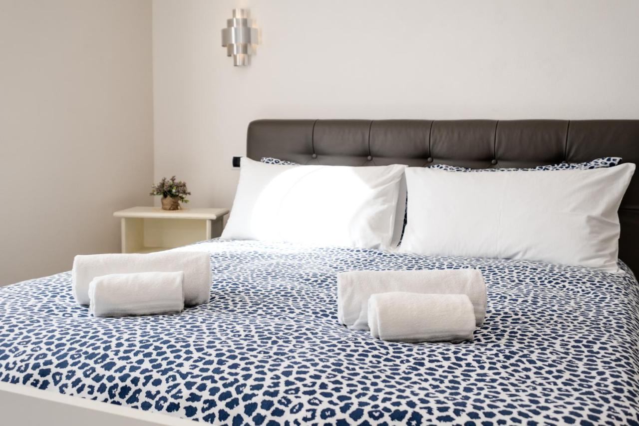 The White Building - Rooms Costermano Bagian luar foto