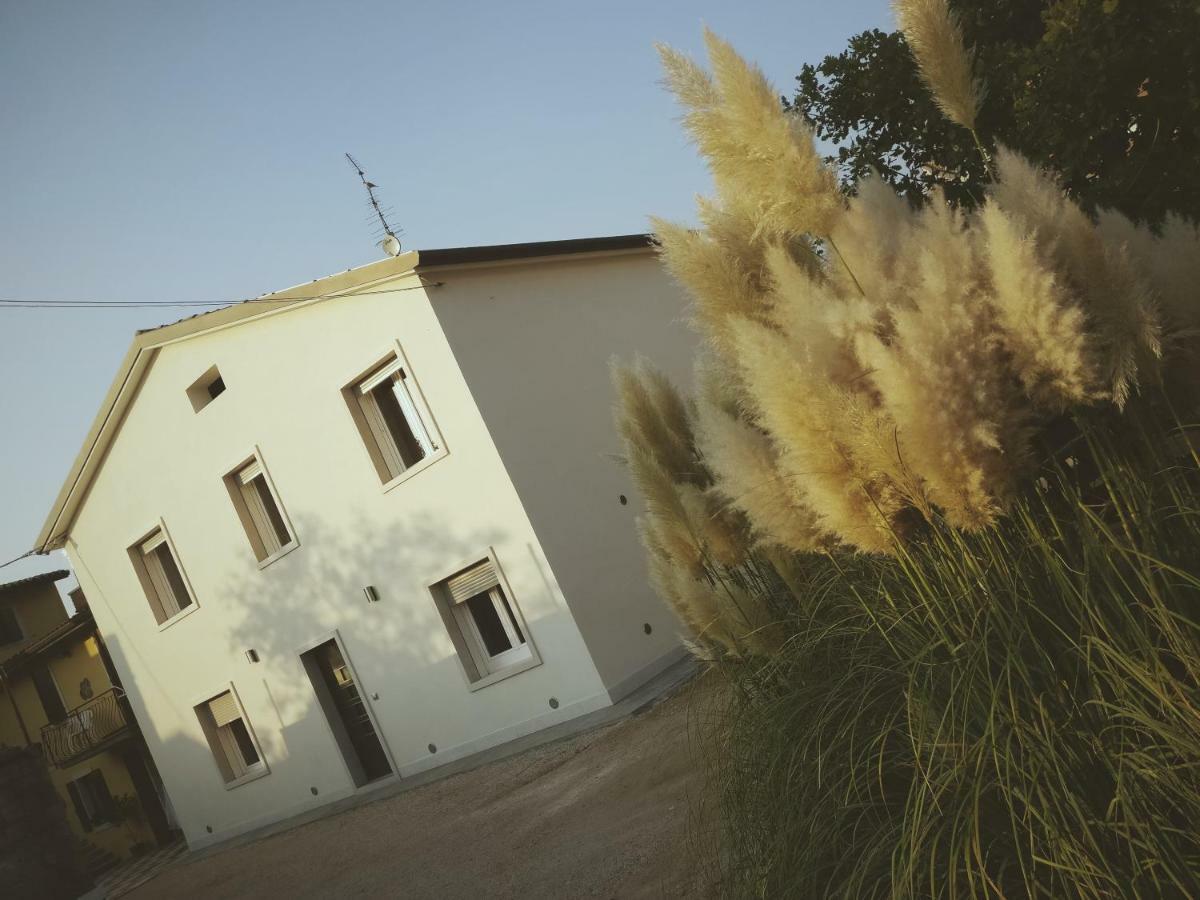 The White Building - Rooms Costermano Bagian luar foto