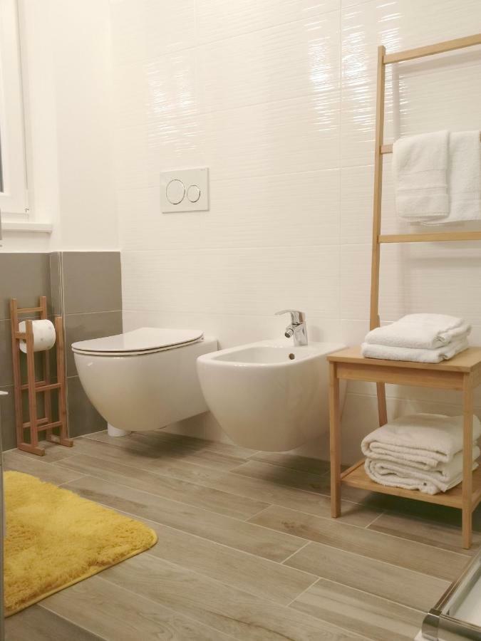 The White Building - Rooms Costermano Bagian luar foto