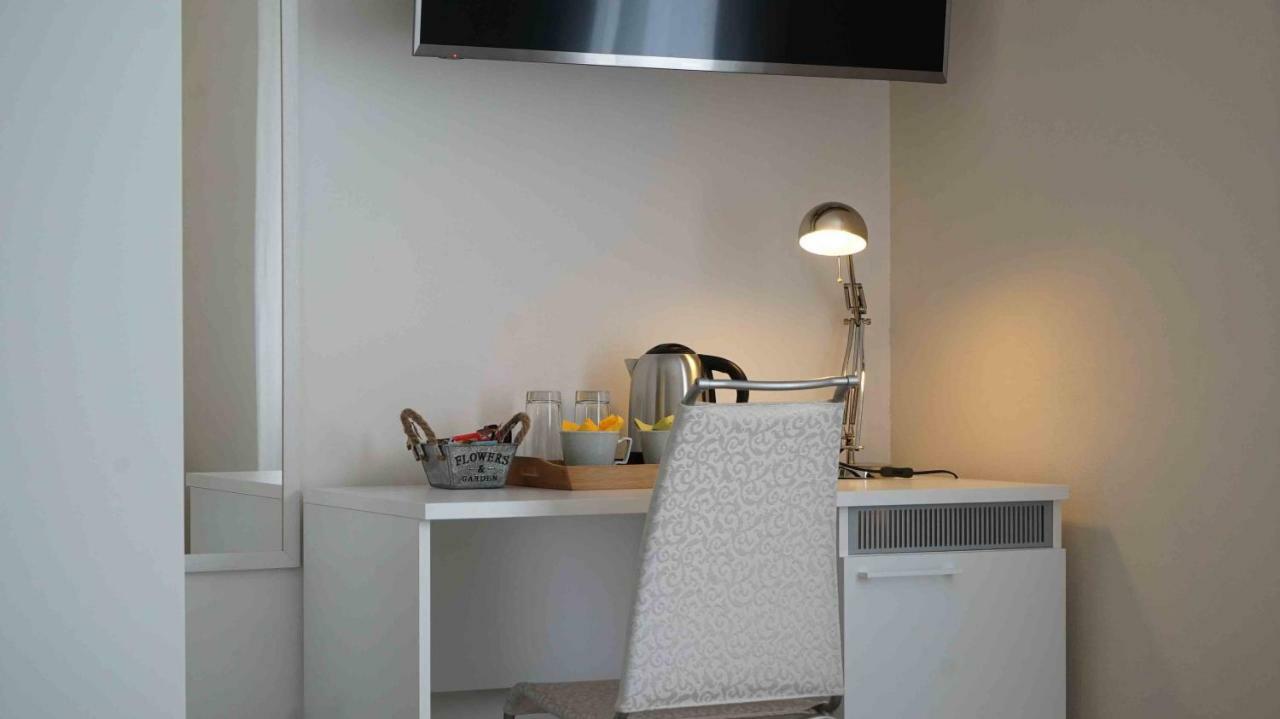 The White Building - Rooms Costermano Bagian luar foto