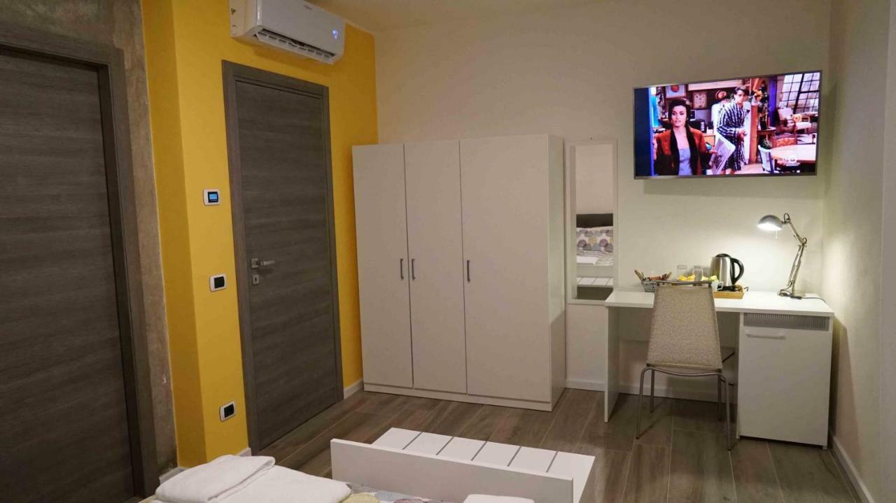 The White Building - Rooms Costermano Bagian luar foto