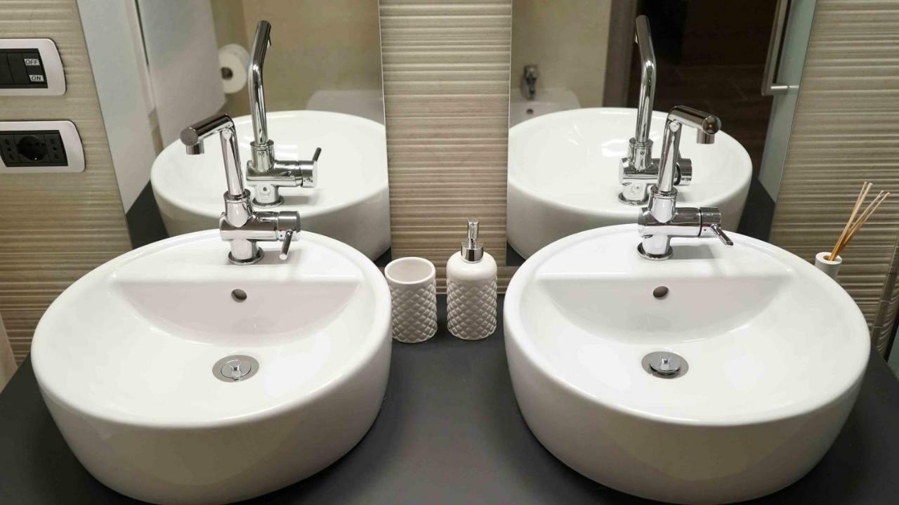 The White Building - Rooms Costermano Bagian luar foto