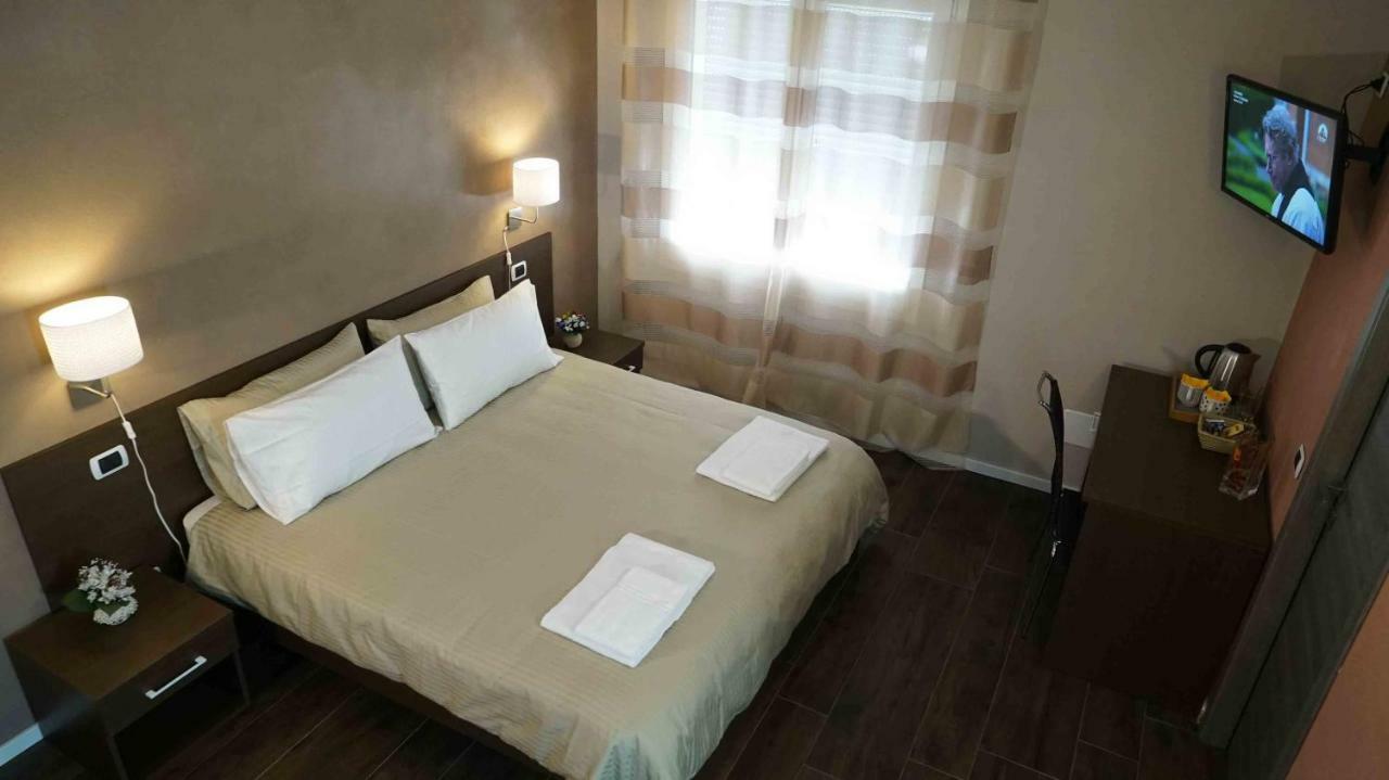 The White Building - Rooms Costermano Bagian luar foto