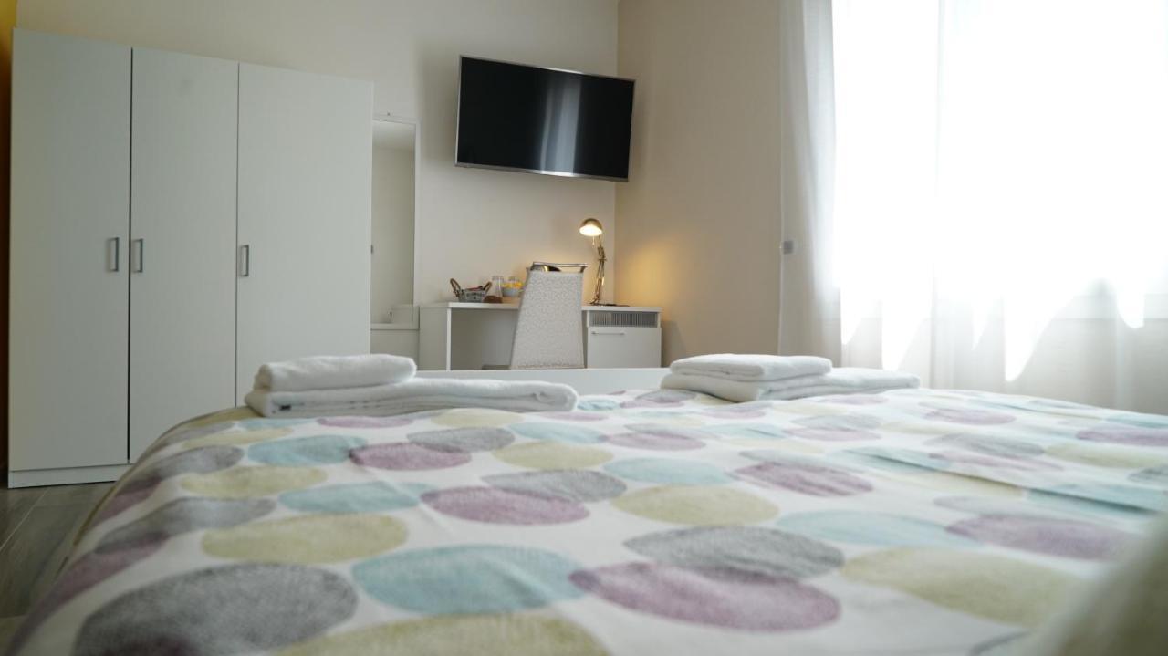 The White Building - Rooms Costermano Bagian luar foto